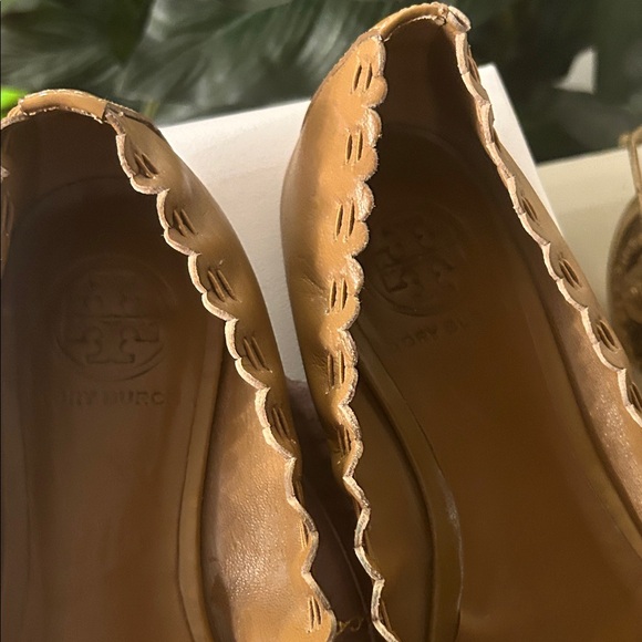Tory Burch Camel Flats with Gold Bow. Pls send me offers!! - Picture 2 of 5